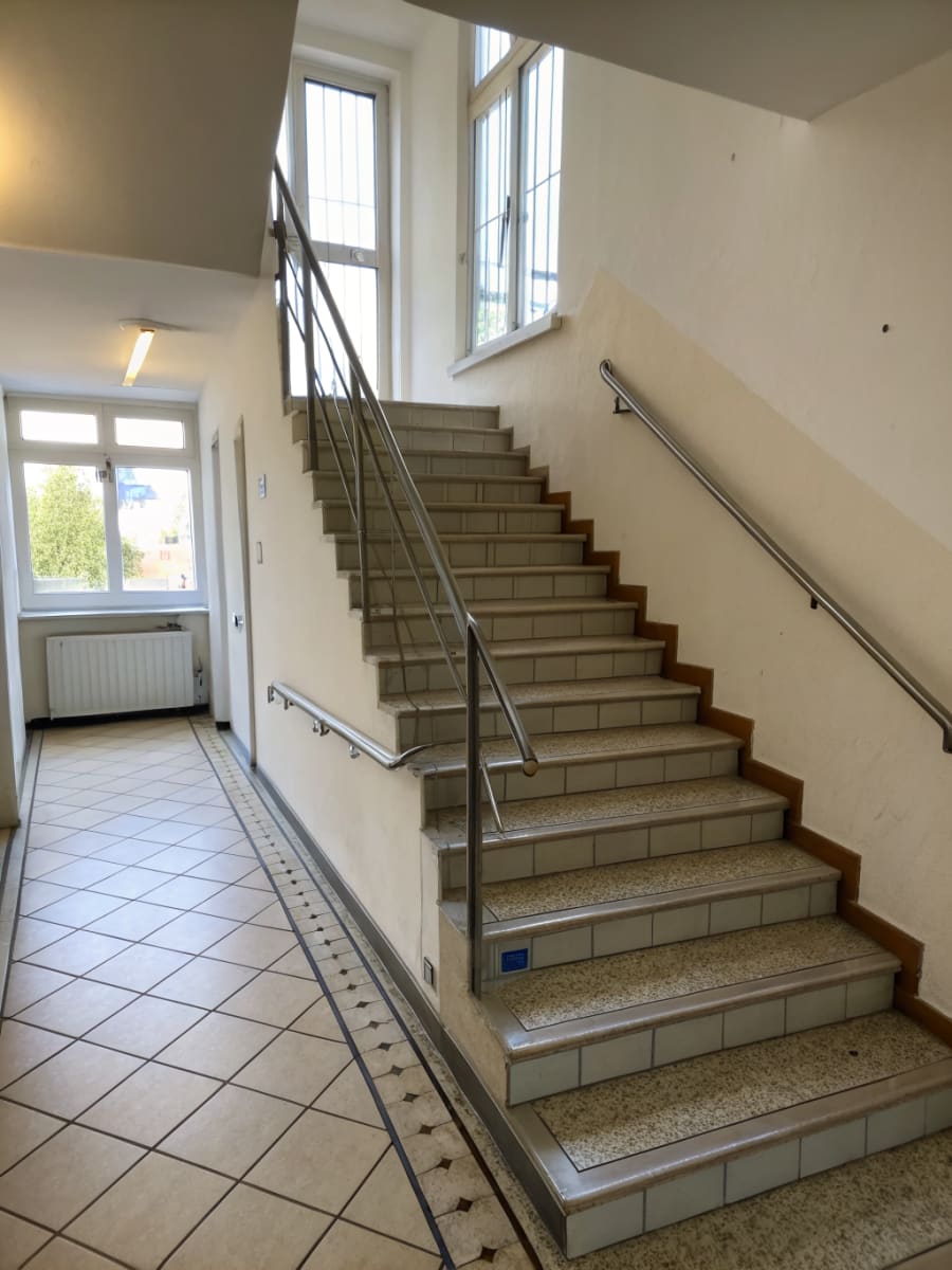 Frisch gereinigtes Treppenhaus mit gepflegtem Geländer